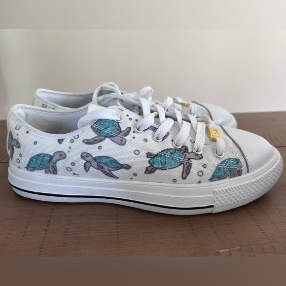 Sea Turtles White Canvas Wonen’s Shoes - Size 8 - Picture 1 of 7